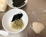A picture of step 2 of Christmas Onigiri Rice Ball Wreath.