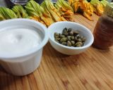 Foto del passaggio 1 della ricetta Fiori di zucca, ricotta, alici e capperi