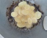 Foto langkah ke 2 dari resep Kentang Kecap Daging Giling.