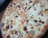 صورة لخطوة 4 من وصفة بيتزا بصوص بيضاء 😋😋😋
