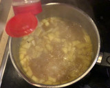 Foto del paso 3 de la receta: Sopa de curry y manzana, espárragos, huevo poché y bacon
