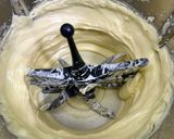 Gambar langkah 8 resipi Cupcake Oren Sunquick Santan Cream Cheese Frosting.
