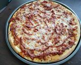 Une image de l'étape 6 de Pizza au lardon et des tranches de salami de dinde.