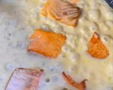Foto langkah ke 5 dari resep Pan Fried Salmon with Creamy Garlic Sauce.