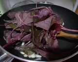 Foto langkah ke 4 dari resep Tumis Bayam merah dan jamur shimeji.