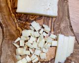 Une image de l'étape 3 de Torsades feuilletées pour l’apéritif poire Williams, confiture de cerise noire et fromage de brebis.