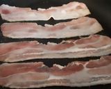 Foto del paso 2 de la receta: English breakfast con alubias, bacon y huevo
