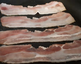 Foto del paso 2 de la receta: English breakfast con alubias, bacon y huevo
