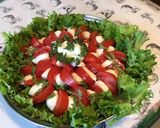 Une image de l'étape 8 de Salade de frisée aux tomates,mozzarella et fleurs de basilic.