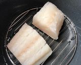 Foto del paso 1 de la receta Lomos de bacalao al vapor con ajo en olla Gm G