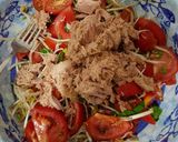 Foto del paso 6 de la receta: Ensalada con brotes, tomates y atún 