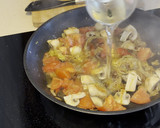 Foto del paso 3 de la receta: Huevos en salsa bretona