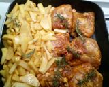 Foto del passaggio 7 della ricetta Sovracosce di pollo al curry croccanti con patate al forno