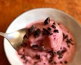 Foto del paso 3 de la receta: Bowl de Helado de plátano y frutillas con nibs de cacao