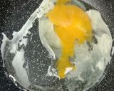 Foto langkah ke 2 dari resep Telur Orak Arik Kecap Praktis.