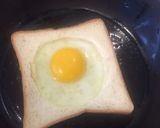 Foto langkah ke 2 dari resep Telor ceplok roti tawar.