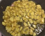 Foto del paso 1 de la receta: Huevos sobre fritada de salchichas y patatas