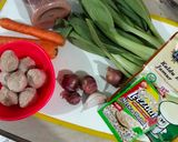 Foto langkah ke 1 dari resep Sayur Bening Pokcoy Wortel dan Bakso.