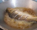 Foto langkah ke 4 dari resep Ikan nila goreng bumbu kuning.