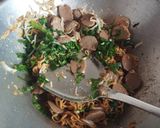 Foto langkah ke 4 dari resep Bakmi Goreng Sederhana.
