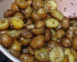 Foto langkah ke 3 dari resep Garlic Butter Baby Potatoes.