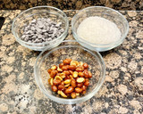 Foto del paso 1 de la receta: Cookies blandas con cacahuetes, con chocolate y con coco