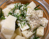 Foto del paso 2 de la receta: Queso en aceite aromatizado
