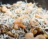 Foto del paso 3 de la receta: Salteado de anguriñas con setas ostra, gambas y huevos rotos