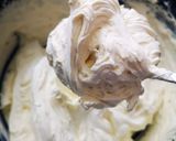 Pas rețetă Tort blat umed crema de caramel și mascarpone cu ciocolata albă 3 fotografie
