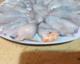 Foto del paso 5 de la receta: Chipirones en su tinta rellenos de langostinos