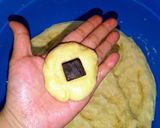 Foto langkah ke 5 dari resep Roti Goreng Isi Coklat Meleleh.