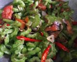 Foto langkah ke 5 dari resep Tumis Paria Udang Rebon.