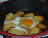 Serpenyős sült krumpli tükörtojással recept fázis 4 fotója