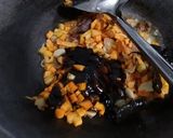 Foto langkah ke 4 dari resep Sambel goreng putih telur dan sosis.