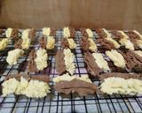 Foto langkah ke 7 dari resep Kue Semprit Dua Warna.