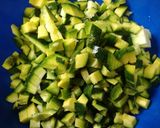 Foto del paso 2 de la receta: Tortilla de zapallitos verdes y papa rallada