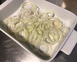 Une image de l'étape 3 de Filets de merlu aux oignons et câpres italiennes.