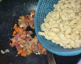 Foto langkah ke 3 dari resep Tumis Makaroni (Bekal Anak Sekolah).