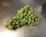 Une image de l'étape 1 de Salade de melon, pastèque et raisin au miel.
