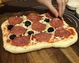 Hình bước làm 3 của món Pepperoni Pizza