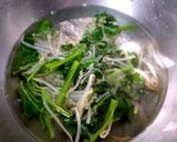 รูปขั้นตอนการทำที่ 6 ของ หมี่เหลืองปีกไก่ตุ๋นมะระ