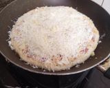 Foto langkah ke 3 dari resep Pizza Teflon Ekonomis | Tanpa Telur.