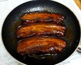 Hình bước làm 3 của món Thịt xá xíu BBQ sốt tương đen
