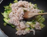 Foto del passaggio 2 della ricetta Pasta zucchine pomodorini e gamberetti