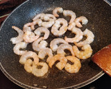 Foto del paso 2 de la receta: Arroz frito con salmón y gambas