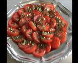 Une image de l'étape 3 de Salade de tomates du jardin aux herbes et oignon nouveau.