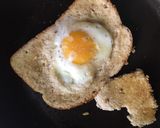 Foto del paso 5 de la receta: Huevo estrellado en pan