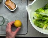 Foto del paso 2 de la receta: Ensalada de salmón y palitos de cangrejo