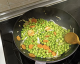Foto del paso 2 de la receta: Guisantes con tofu al limón