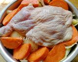 A picture of step 5 of Steamed Chicken Thighs with Cabbage (Rice Cooker Version).